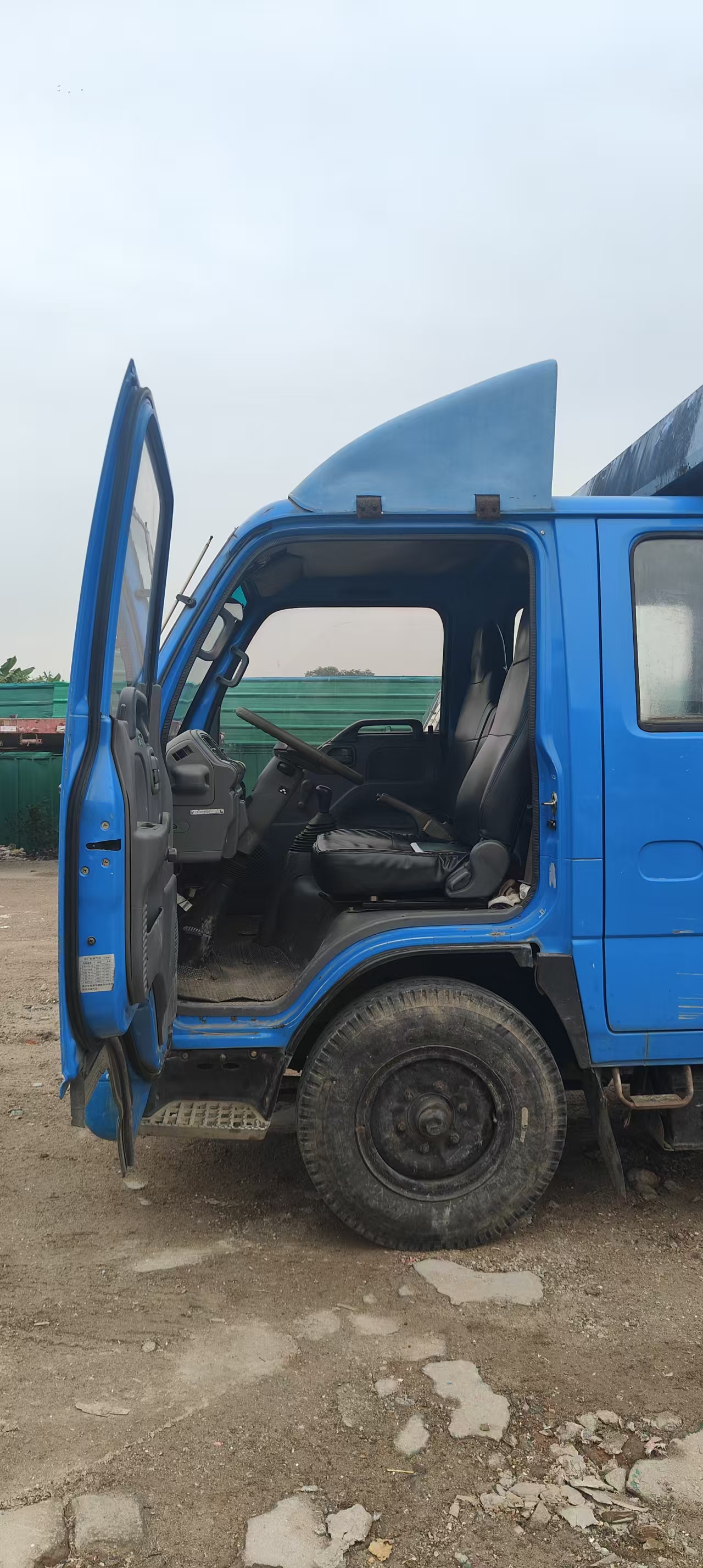 Hight Quality For Blue ISUZU Tractor Truck Manual Transmission with Cargo Box Double Row Seats