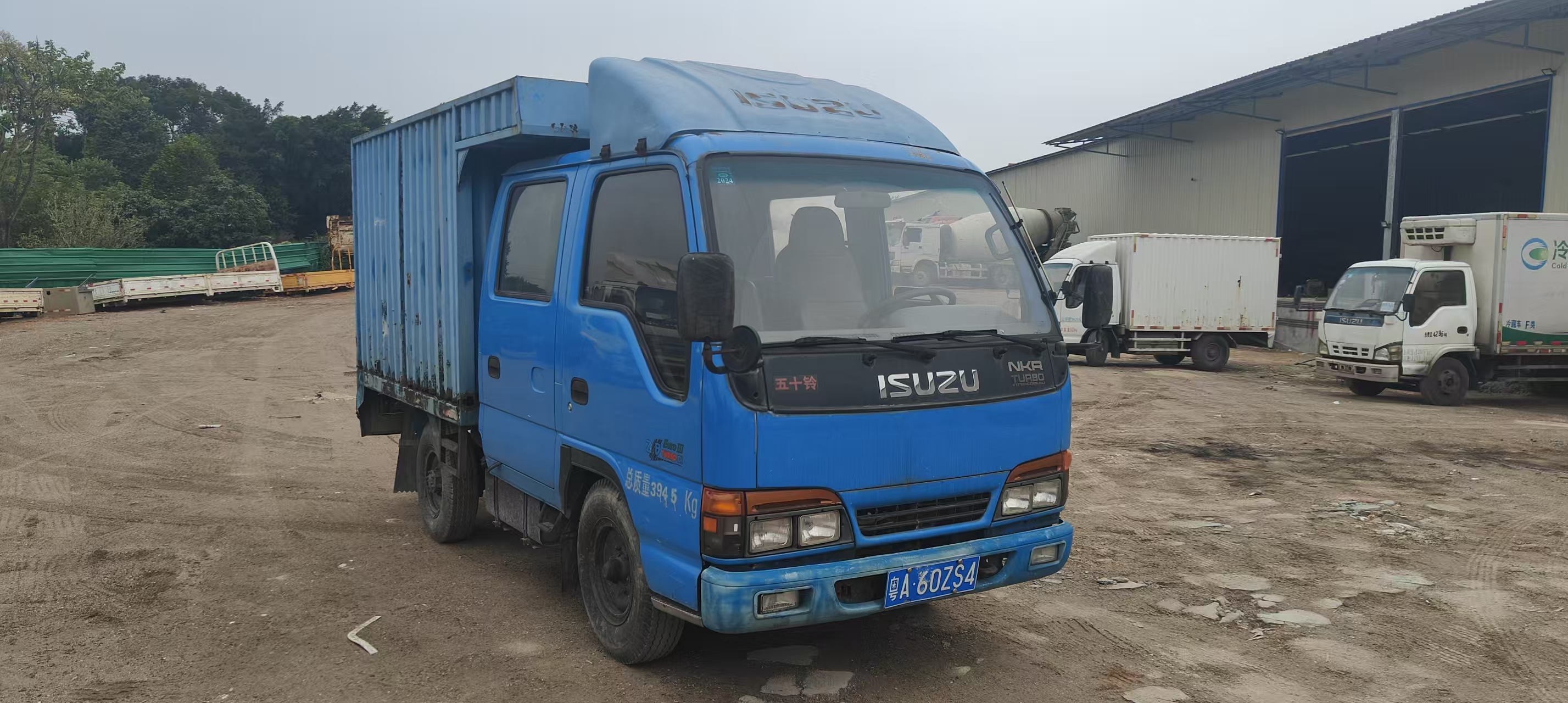 Hight Quality For Blue ISUZU Tractor Truck Manual Transmission with Cargo Box Double Row Seats