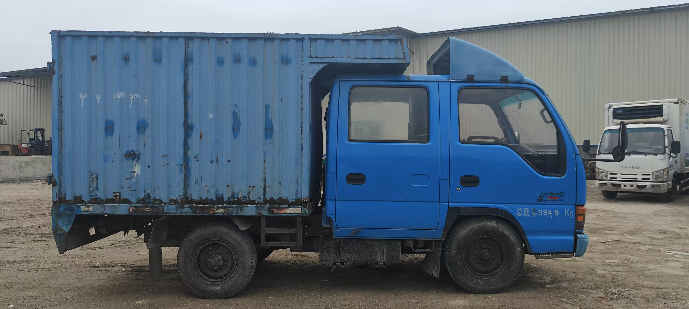 Hight Quality For Blue ISUZU Tractor Truck Manual Transmission with Cargo Box Double Row Seats