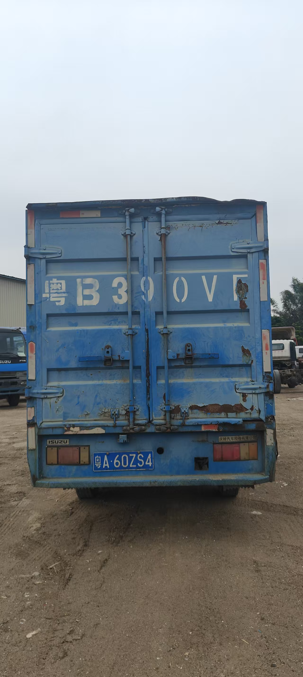 Hight Quality For Blue ISUZU Tractor Truck Manual Transmission with Cargo Box Double Row Seats
