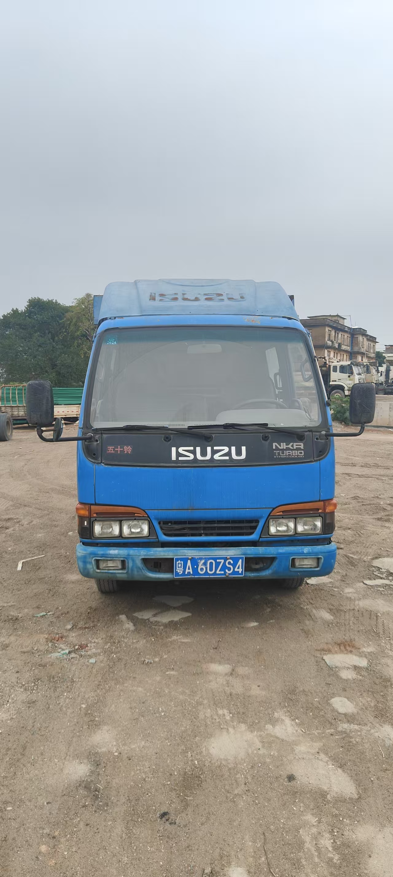 Hight Quality For Blue ISUZU Tractor Truck Manual Transmission with Cargo Box Double Row Seats
