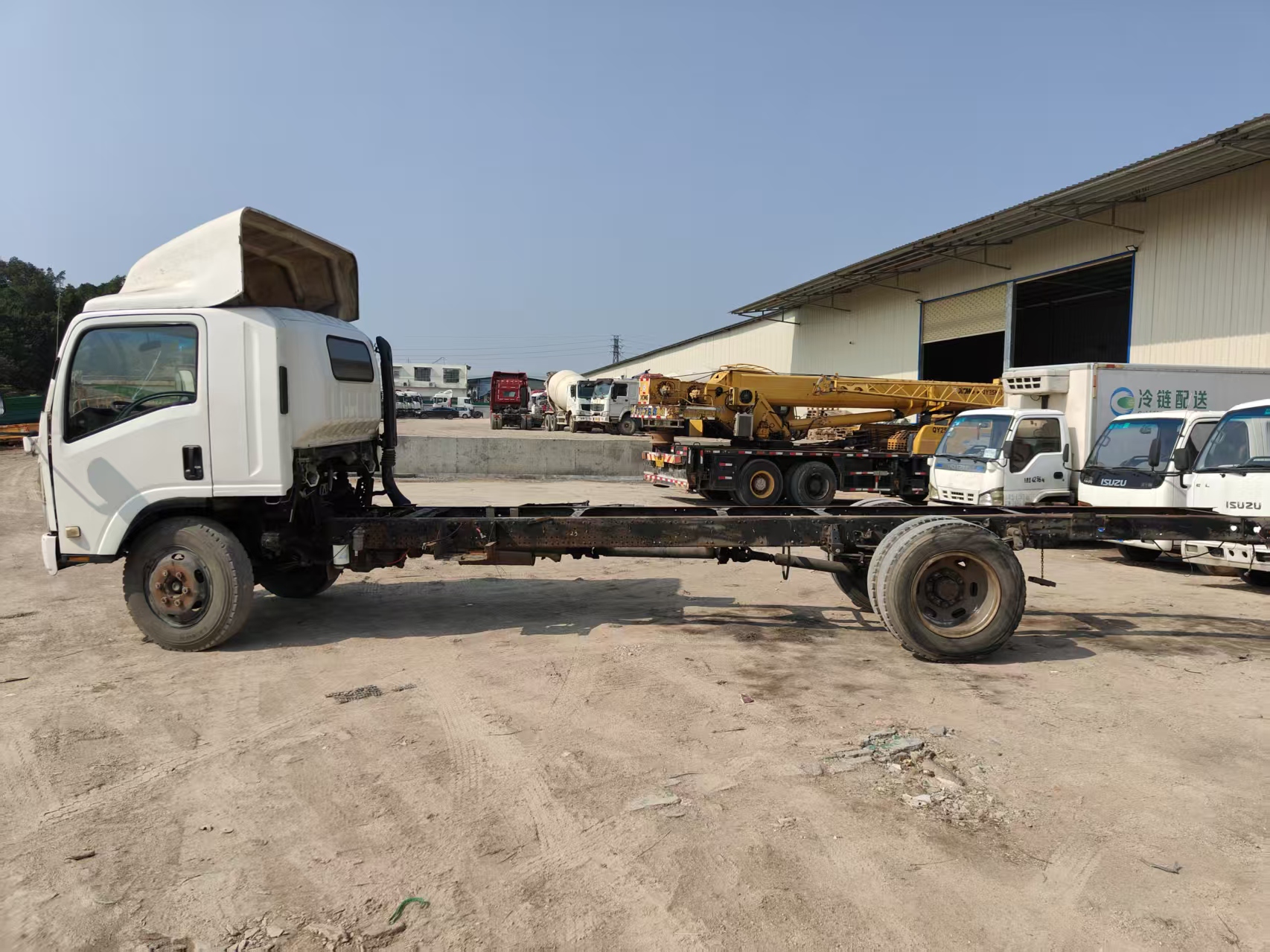 Used White ISUZU 700P 4x2 Manual Cargo Truck Diesel Light Duty Cargo Truck - COPY