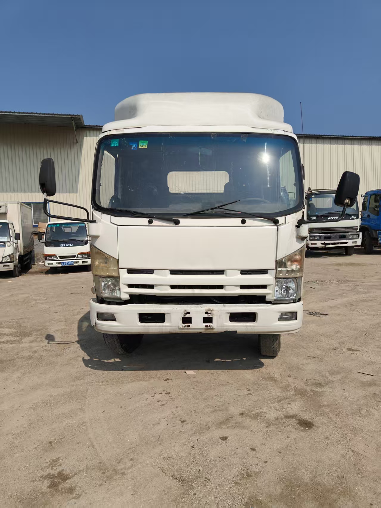 Used White ISUZU 700P 4x2 Manual Cargo Truck Diesel Light Duty Cargo Truck - COPY - COPY