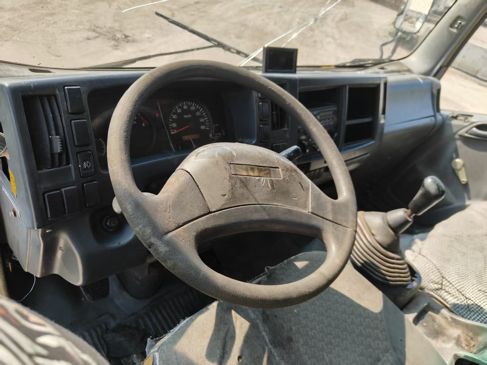 Used White ISUZU 700P 4x2 Manual Cargo Truck Diesel Light Duty Cargo Truck - COPY