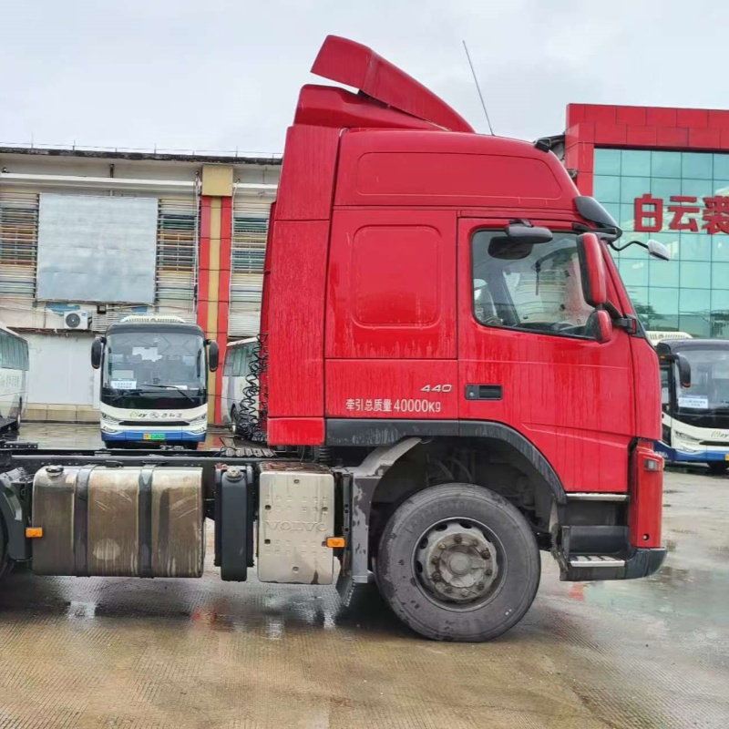 Second Hand Tractor Truck FM440 6x2 Red for VOLVO High Performance Truck Head at Low Price