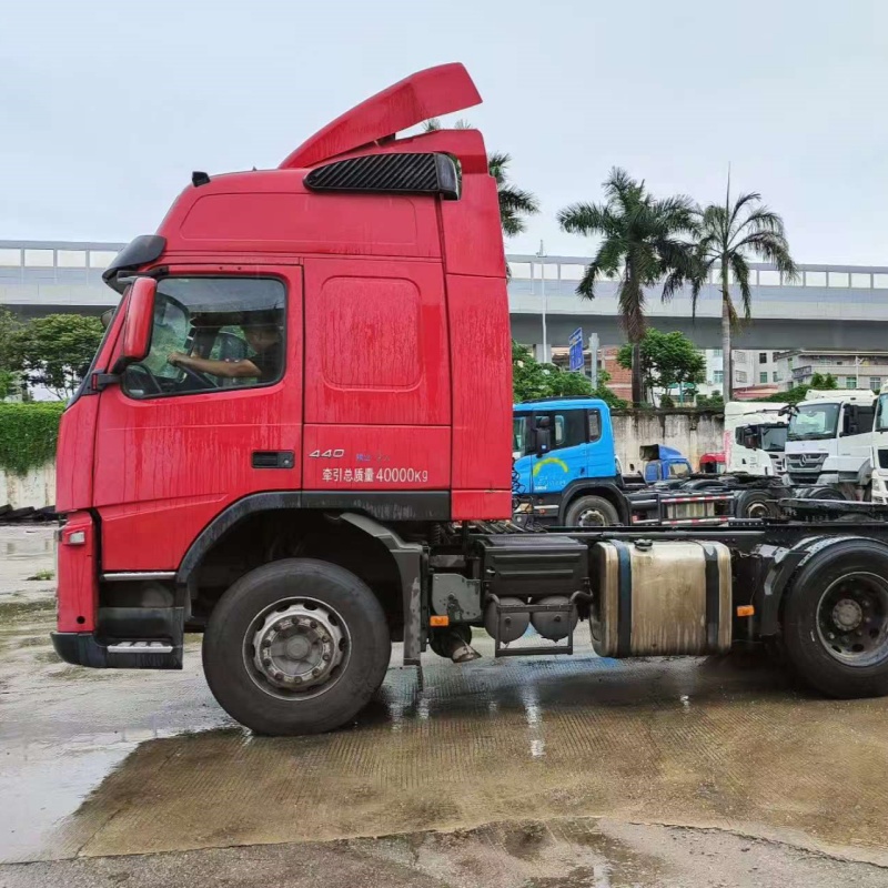 Second Hand Tractor Truck FM440 6x2 Red for VOLVO High Performance Truck Head at Low Price