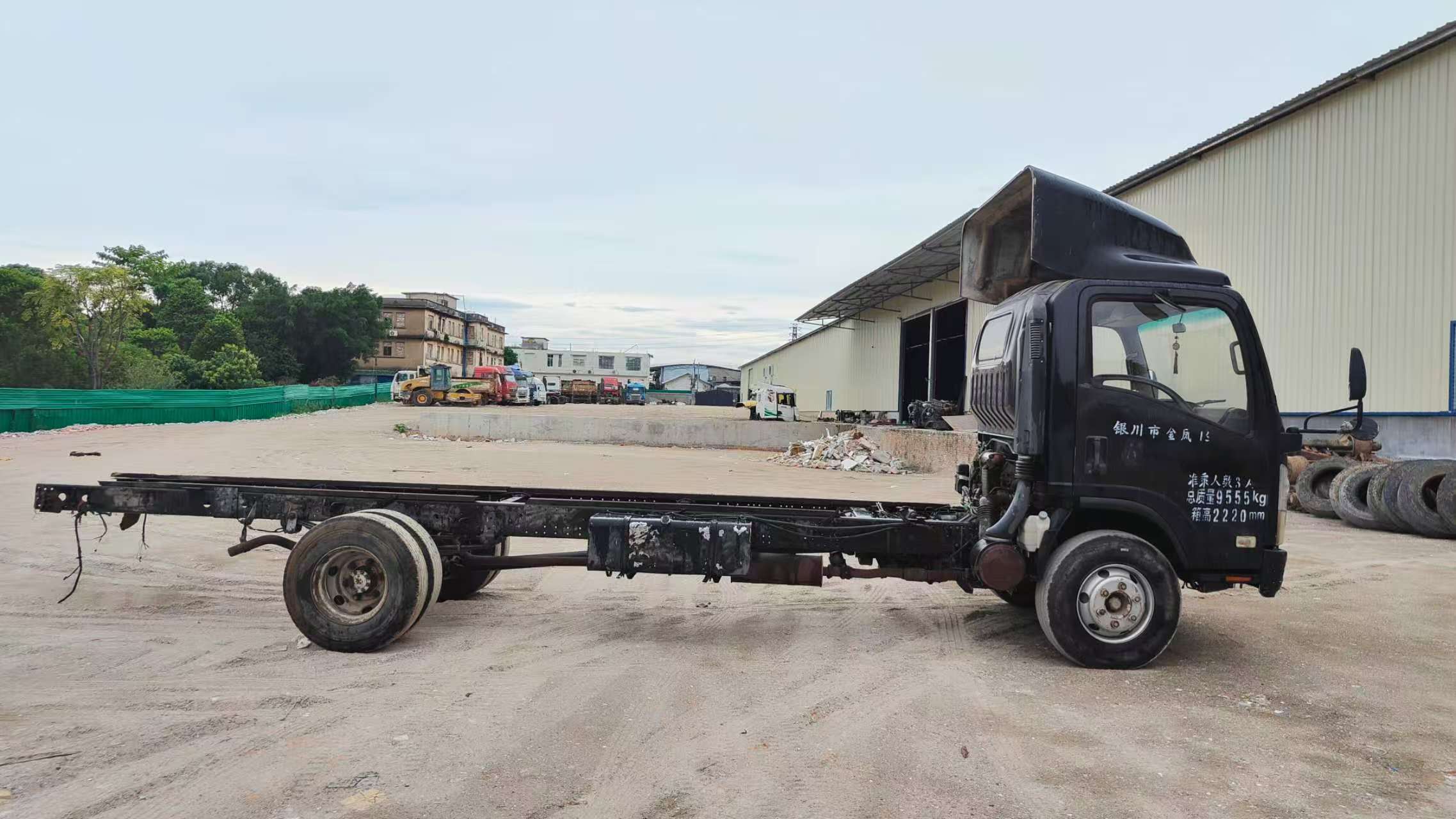 Used White ISUZU 700P 4x2 Manual Cargo Truck Diesel Light Duty Cargo Truck - COPY