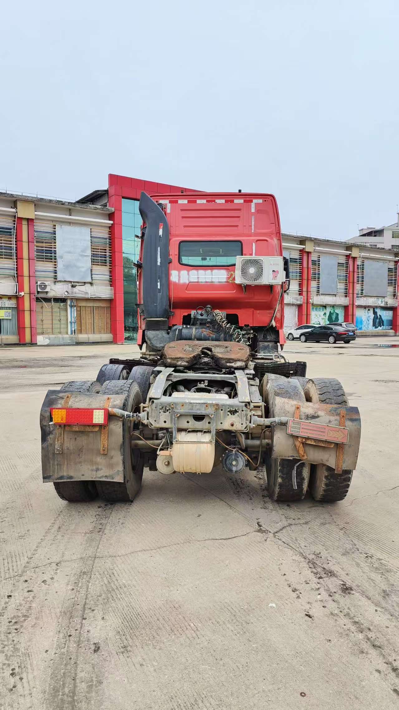 No.32 Used Tractor HOWO 2018 Red 6x4 High Performance Heavy Cargo Tow Truck