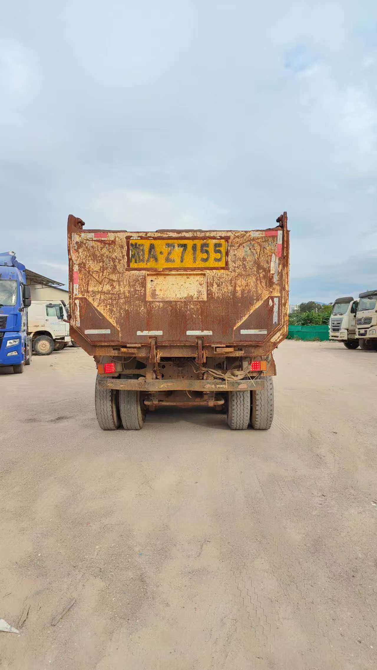 No.39 Used Dump truck Chinese Brand Dumper Truck 6x4 Good Condition Heavy Cargo Tow Truck
