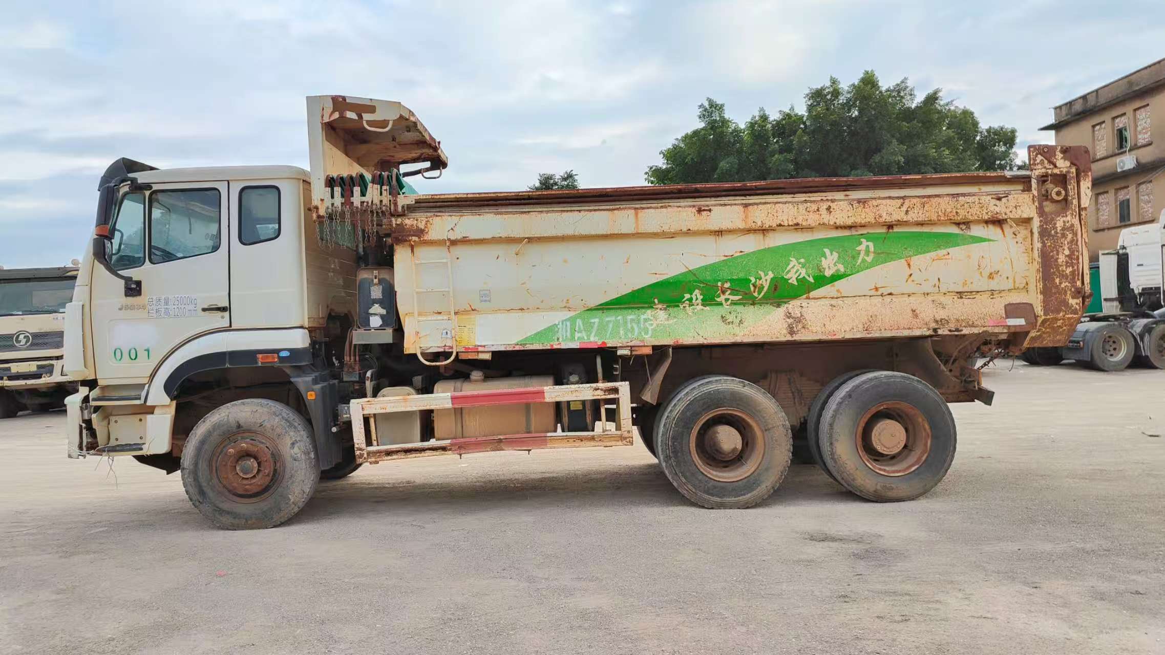 No.39 Used Dump truck Chinese Brand Dumper Truck 6x4 Good Condition Heavy Cargo Tow Truck