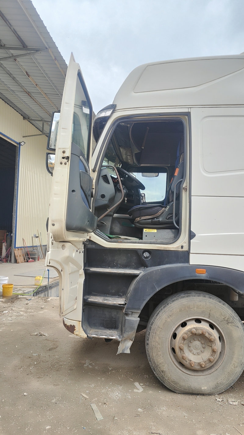 No.34 Used Tractor Truck HOWO 2017 Tractor 6x4 White Good Condition Manual Tow Tractor