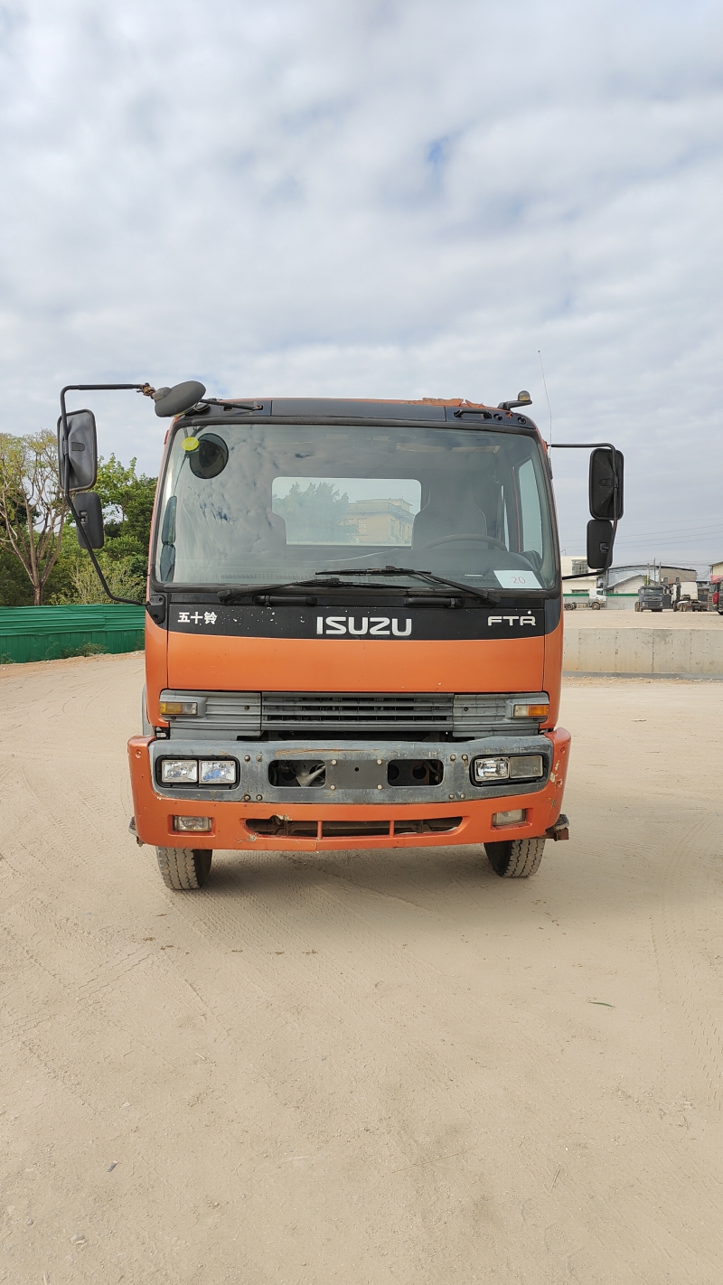 No.20 For ISUZU FTR Red Truck Manual Transmission Best Price Used Tractor  For Sale