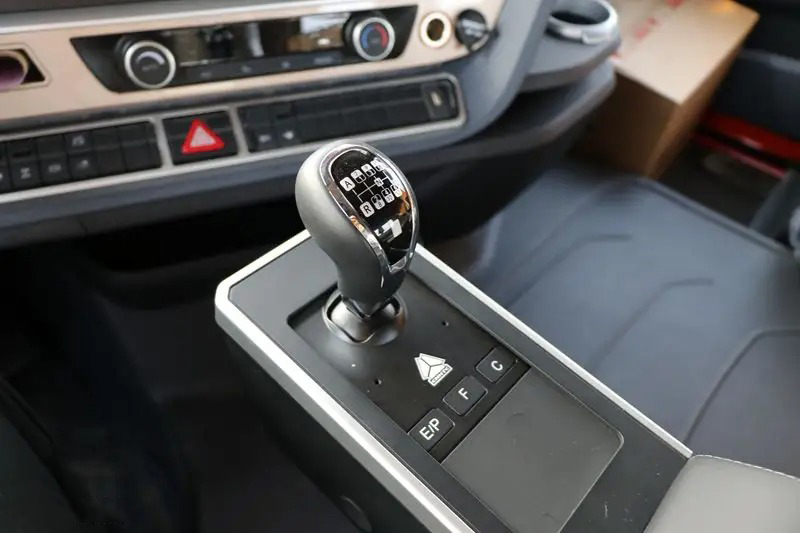 How to skillfully control the gear lever of Howo truck to shift gears?